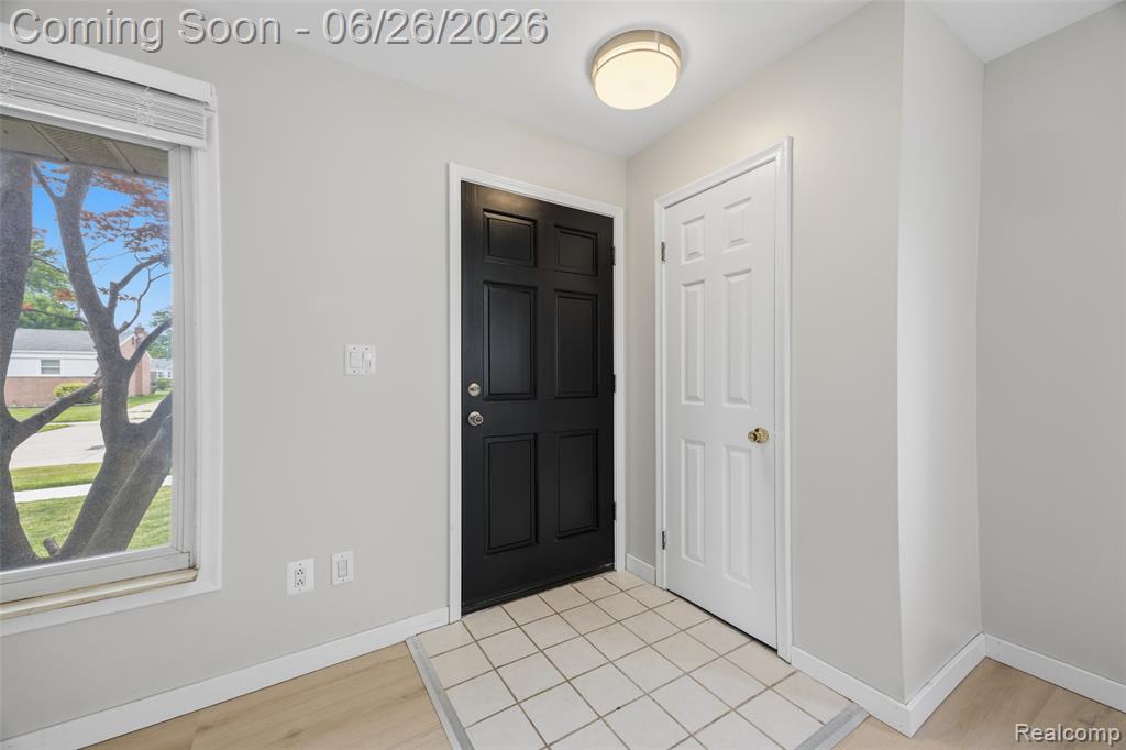 8250 Shari Drive, Westland, MI — Photo 36
