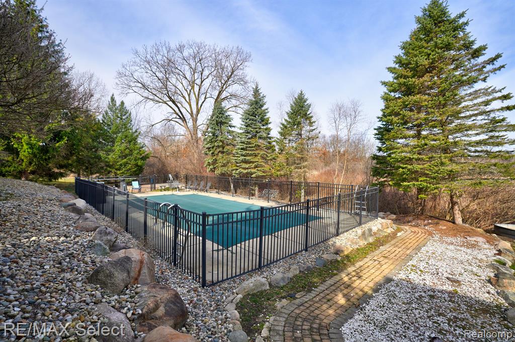 4392 OAK TREE Trail, Fenton, MI 48430 — Photo 11