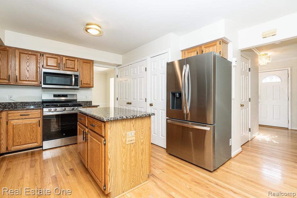619 Whitney Drive, Rochester Hills, MI 48307 — Photo 19