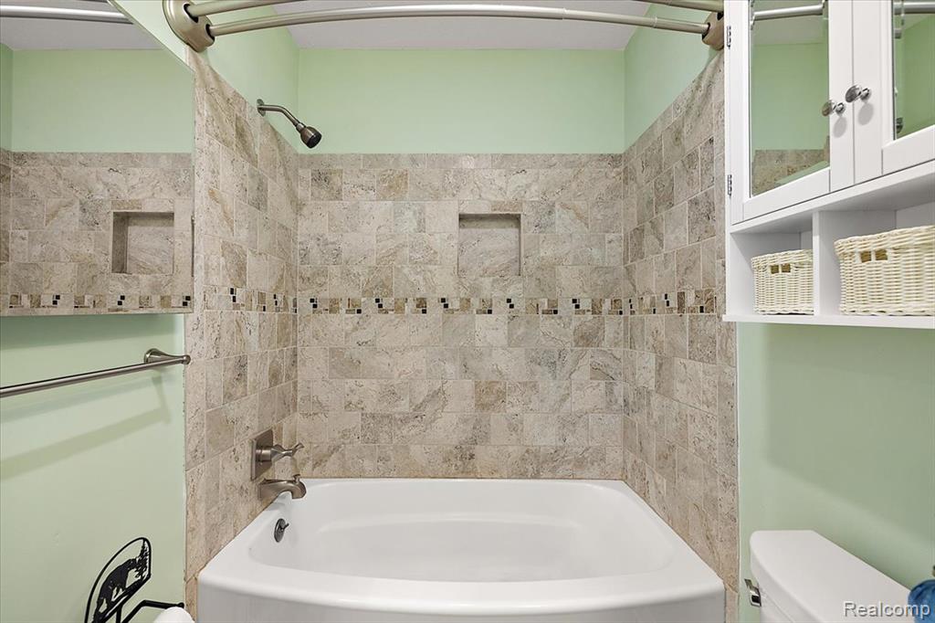 2831 Glenwood Court, Lake Orion, MI — Photo 35