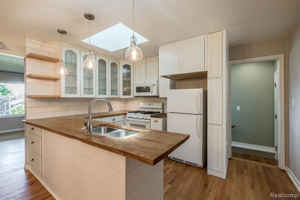 7709 Shelley Drive, Clarkston, MI 48348 — Photo 18