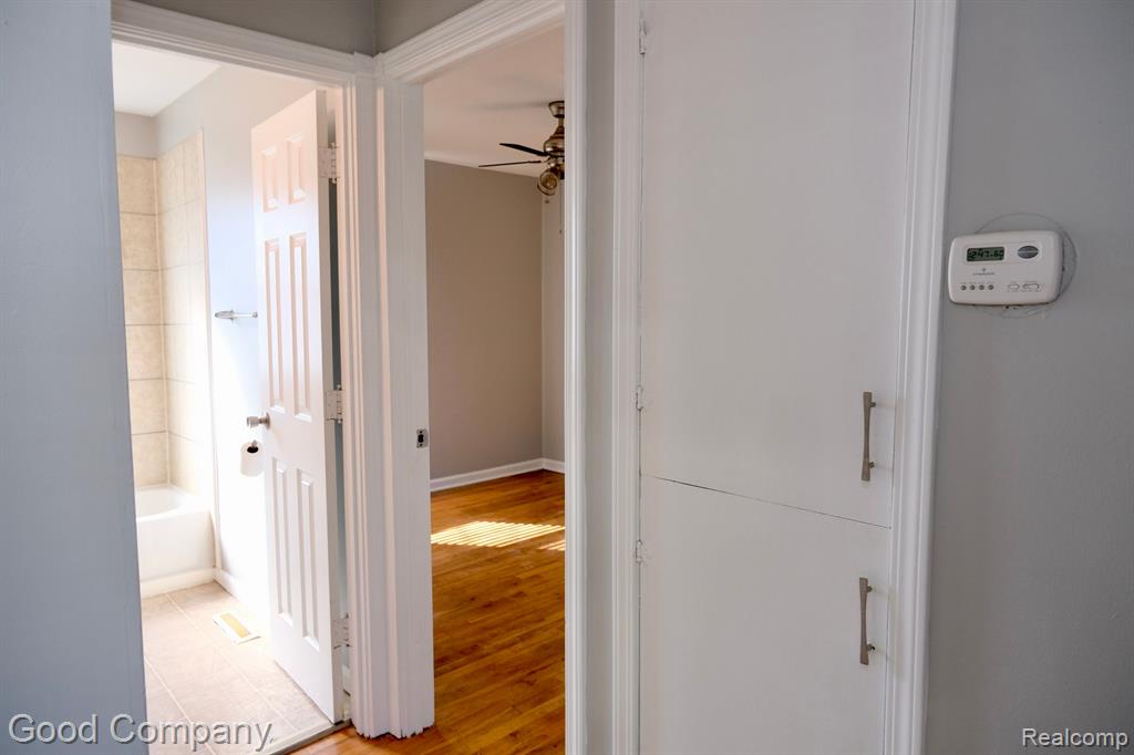 646 E DALLAS Avenue, Madison Heights, MI 48071 — Photo 10