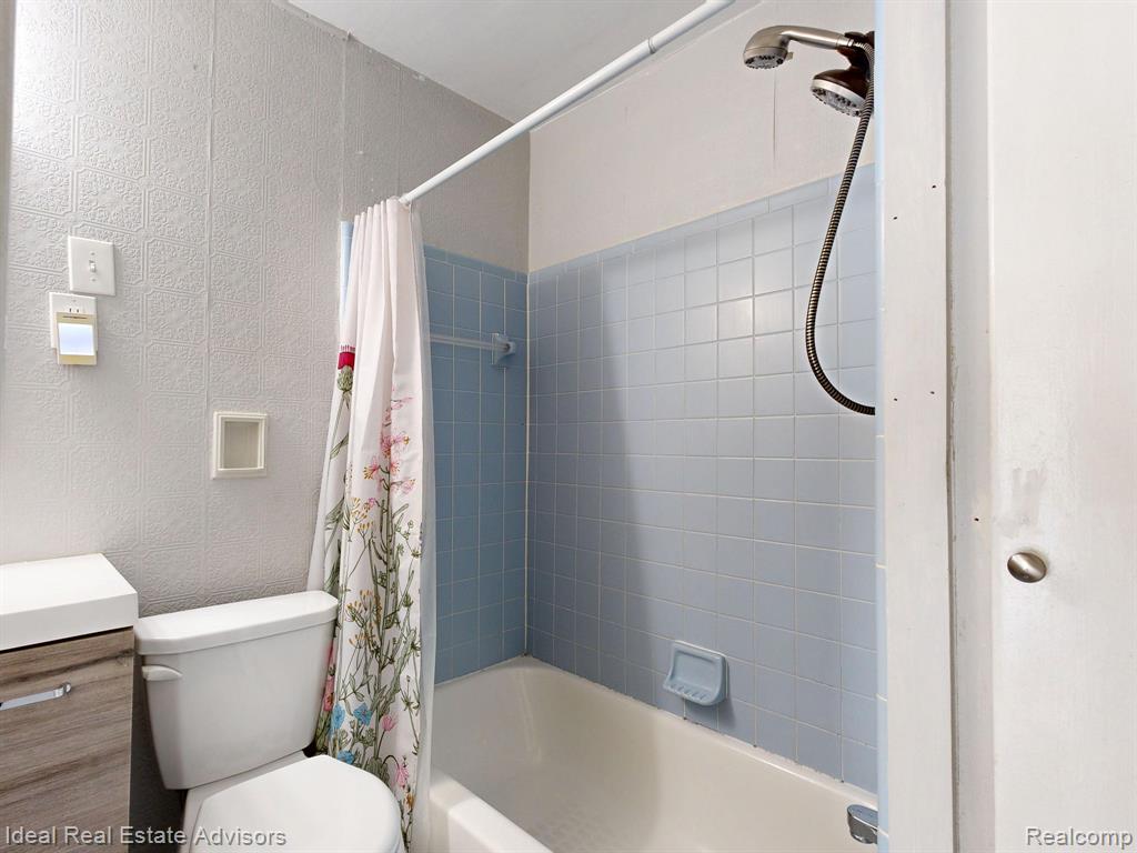535 E Saratoga Street, Fenton, MI 48220 — Photo 22