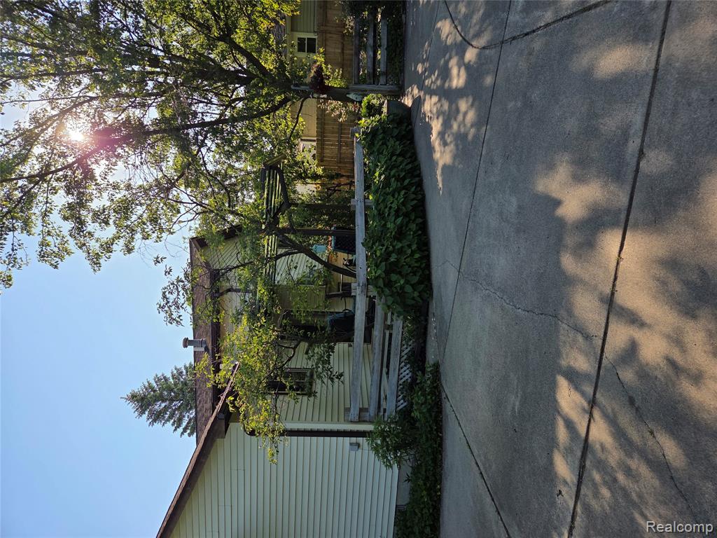 5685 S Aylesbury Drive, Waterford, MI 48327 — Photo 9
