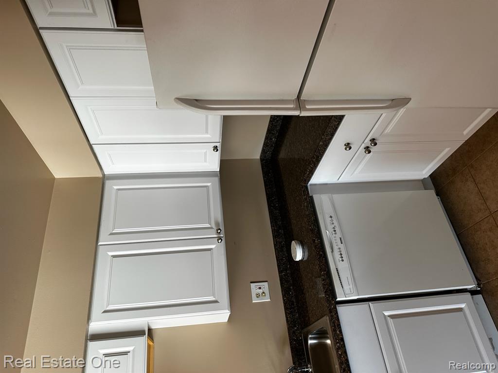 1868 Colonial Village Way, 4, Waterford, MI 48328 — Photo 9