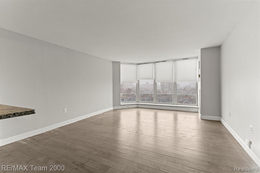 250 E HARBORTOWN Drive, 702, Detroit, MI 48207 — Photo 3