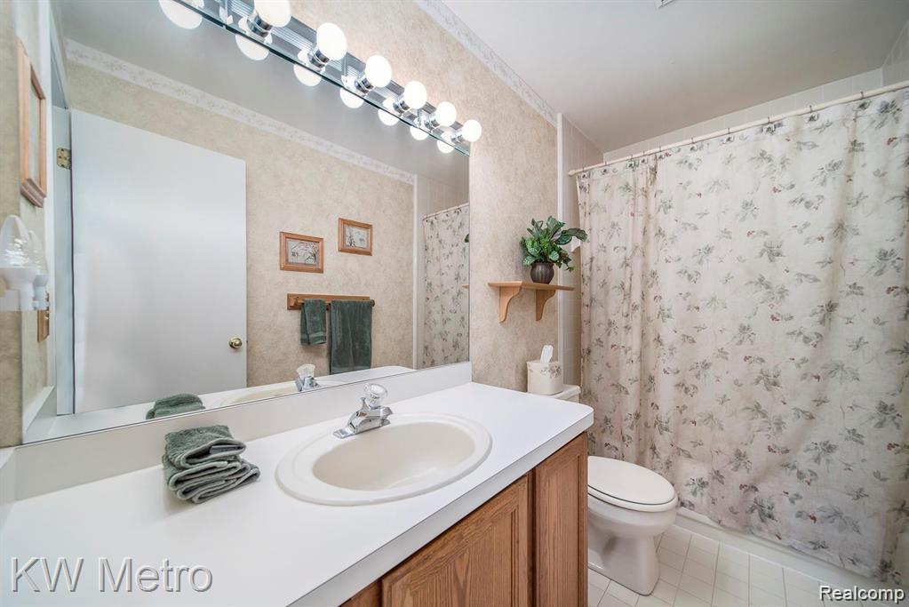 6886 Vail Court, Clarkston, MI 48348 — Photo 34