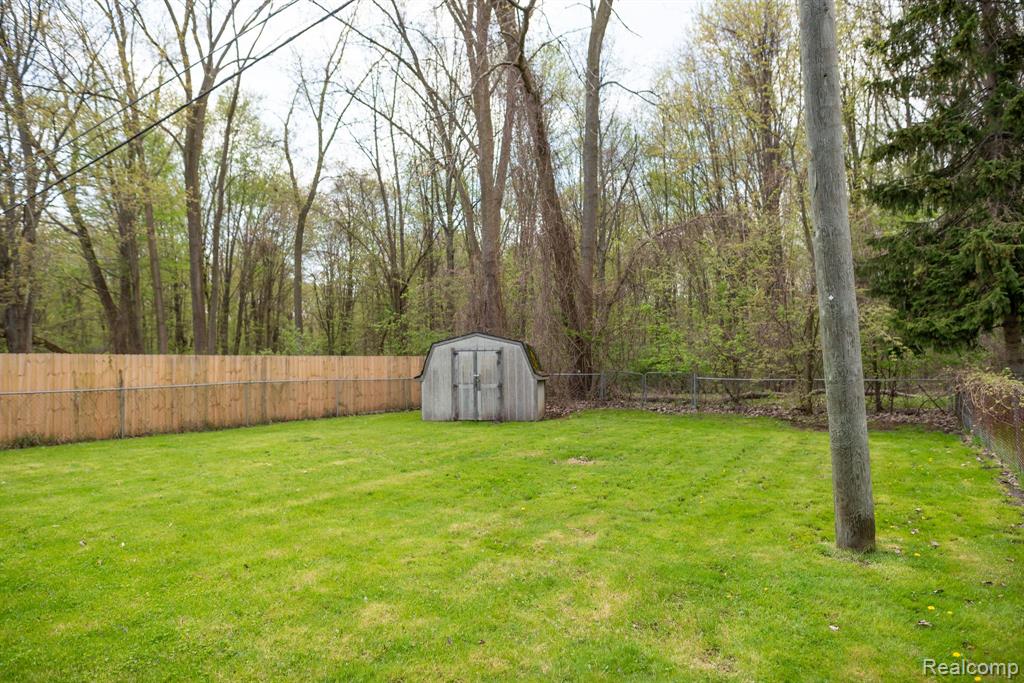 9114 ISLAND Drive, Clay, MI 48001 — Photo 38