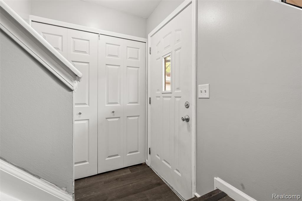 4921 N Oak Hill Drive, Waterford, MI — Photo 3