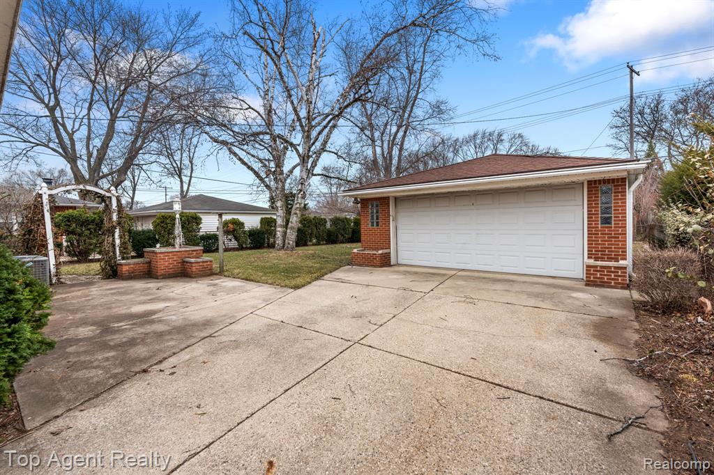 9001 Shannon Drive, Sterling Heights, MI 48314 — Photo 31