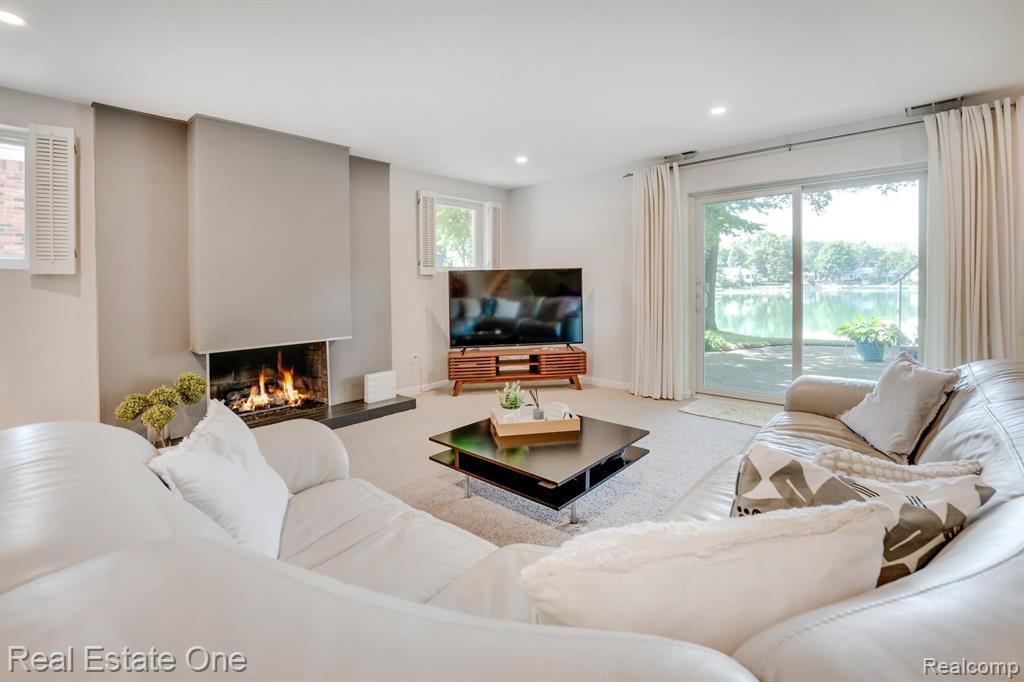 6749 LITTLE CREEK Drive, Troy, MI 48085 — Photo 25