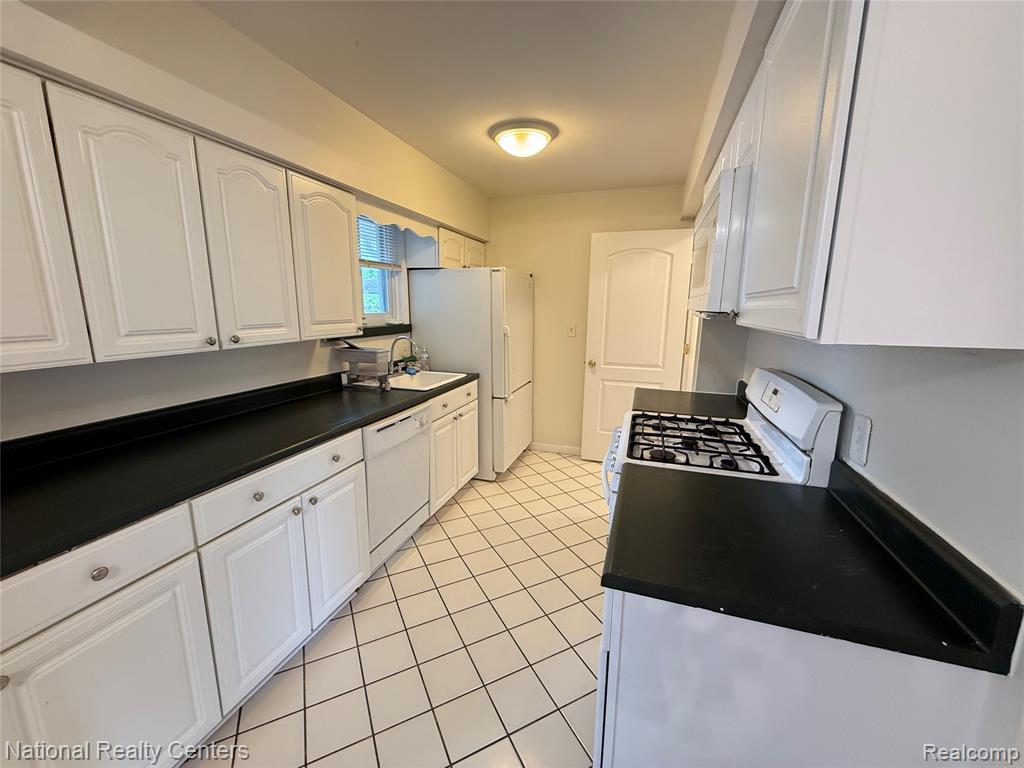 8981 Shannon Drive, Sterling Heights, MI 48314 — Photo 16