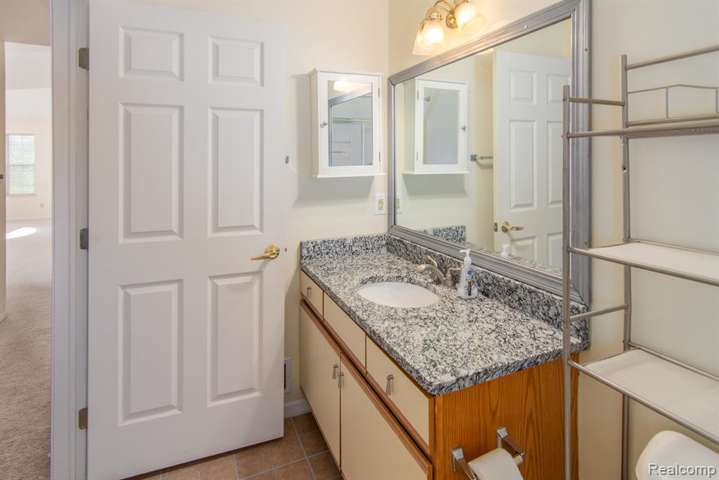 221 OAKBROOKE Drive, 5, South Lyon, MI 48178 — Photo 16