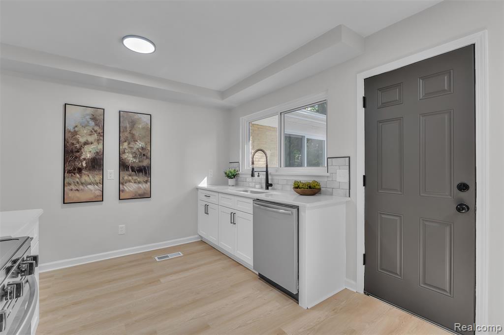 18755 Cambridge Boulevard, Lathrup Village, MI 48076 — Photo 11