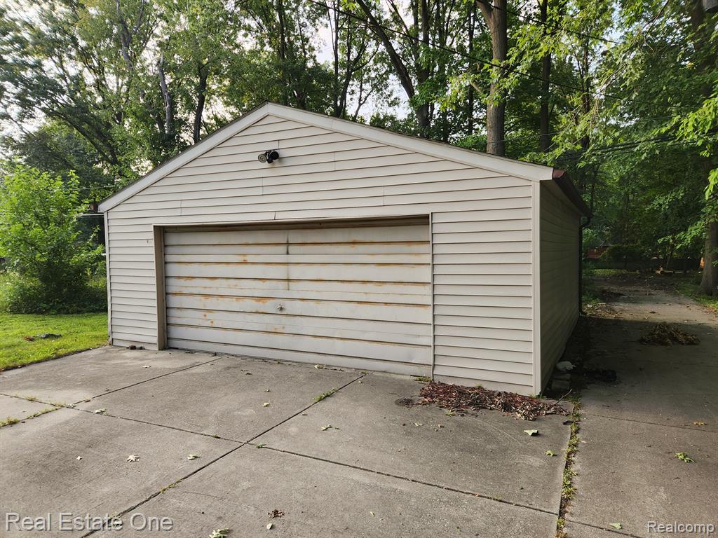 700 W GARDENIA Avenue, Madison Heights, MI 48071 — Photo 4