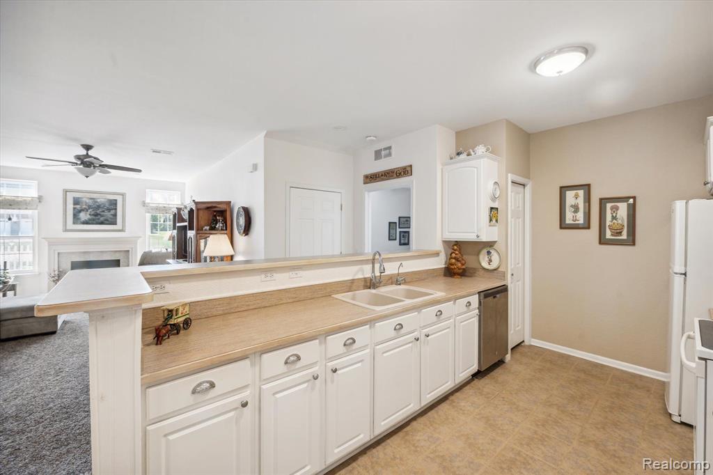 674 OLDE ENGLISH Circle, Howell, MI 48855 — Photo 11