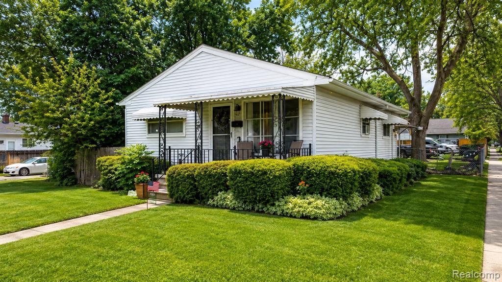 714 E Beverly Avenue, Pontiac, MI 48340 — front exterior