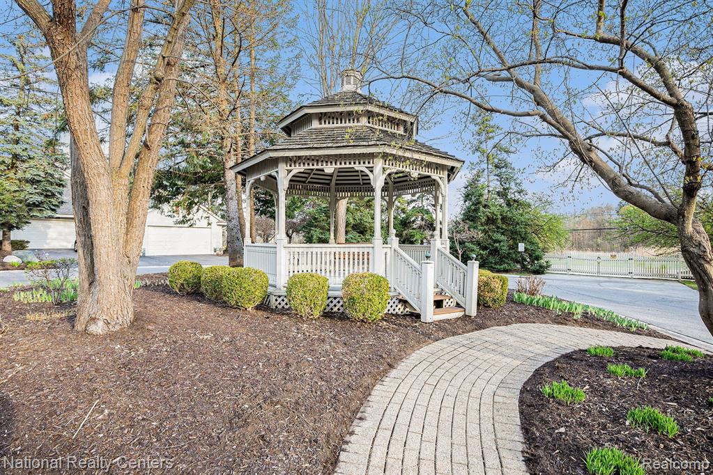7529 DANBURY Drive, West Bloomfield, MI — Photo 25