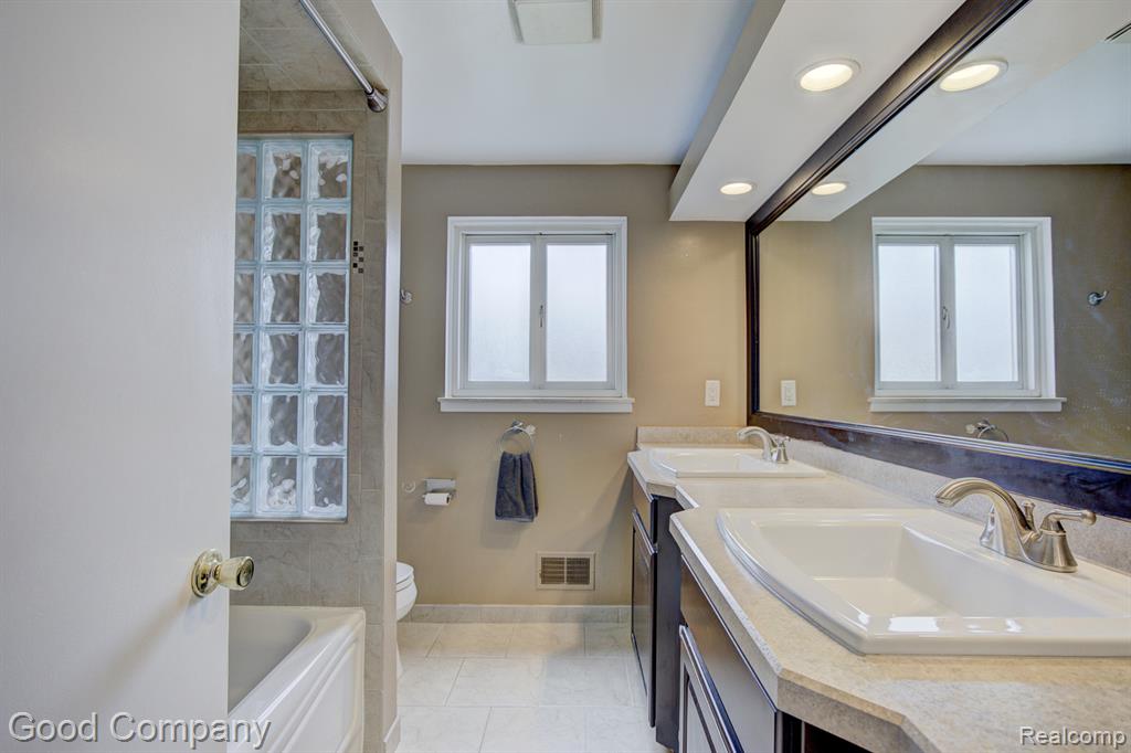 576 LANGLEY Boulevard, Clawson, MI — Photo 23