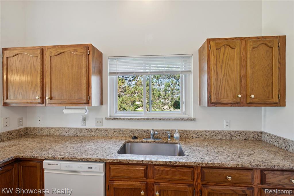 730 CHALLENGING Trail, South Lyon, MI 48178 — Photo 14