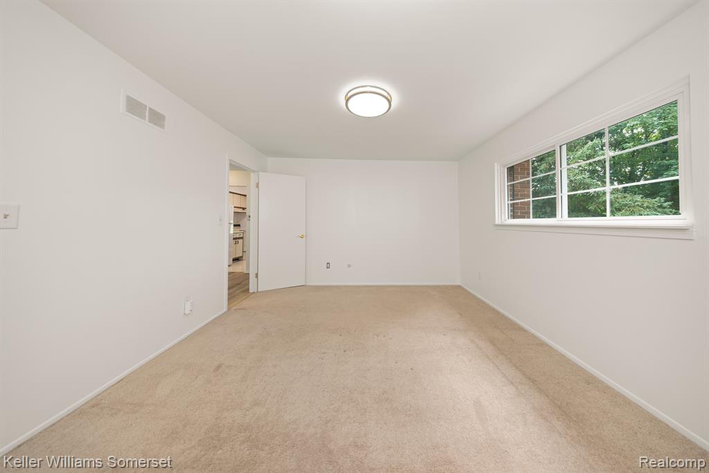 739 E FOX HILLS Drive, Bloomfield Hills, MI 48304 — Photo 15
