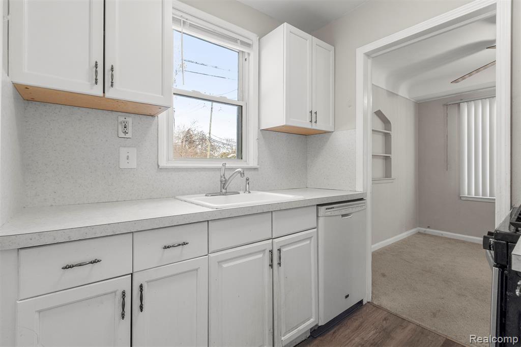 7521 N Silvery Lane, Dearborn Heights, MI 48127 — Photo 13