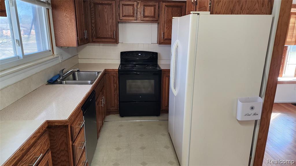 28621 Milton Avenue, Warren, MI 48092 — Photo 9