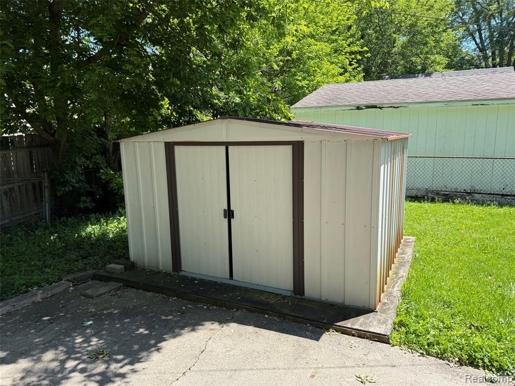 20221 Kenosha Street, Harper Woods, MI 48225 — Photo 5
