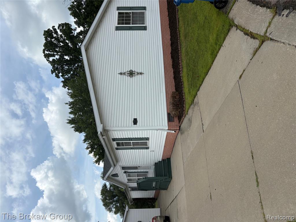 17 Riverview Drive, Lapeer, MI 48446 — front exterior