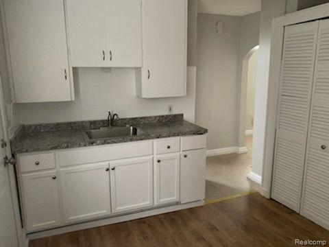 402 E MUIR Avenue, Hazel Park, MI 48030 — Photo 3