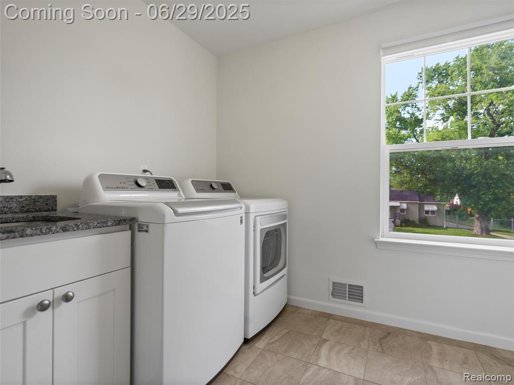 399 W DALLAS Avenue, Madison Heights, MI 48071 — Photo 26