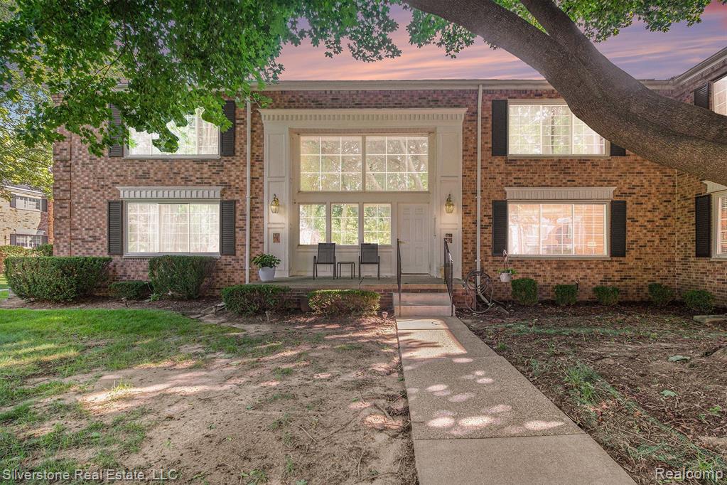 651 E FOX HILLS Drive, Bloomfield Hills, MI 48304 — Photo 2