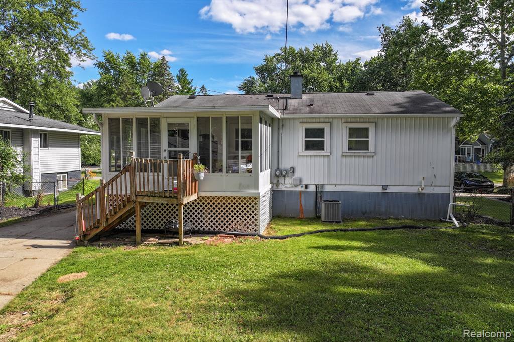 631 NORCHESTER Street, South Lyon, MI 48178 — Photo 3
