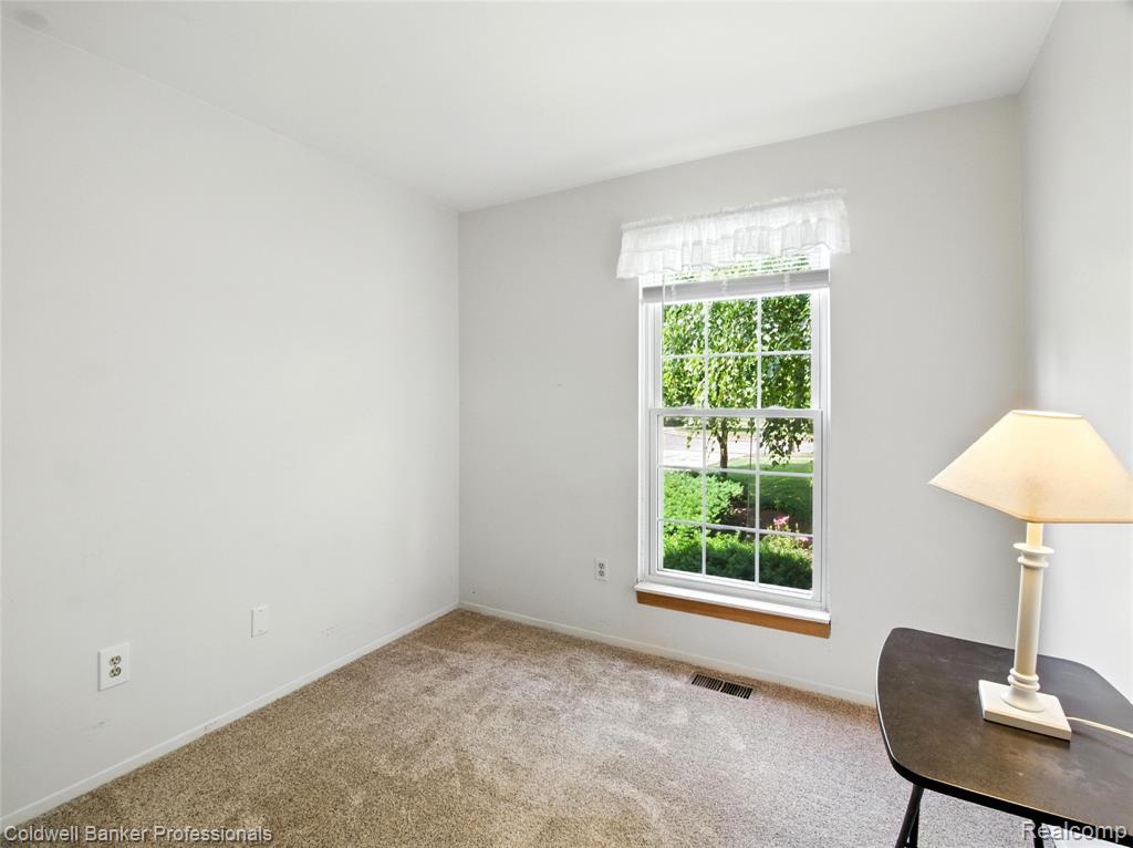 5728 Coach House Court, Waterford, MI 48327 — Photo 10