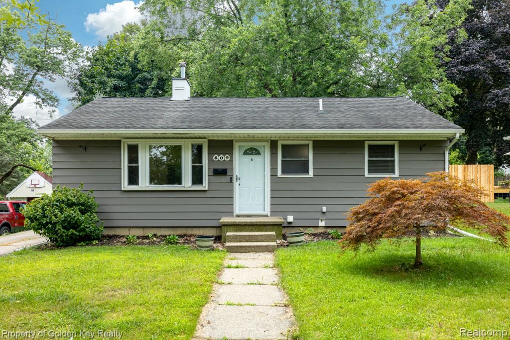 609 W Crane Street, Howell, MI 48843 — front exterior