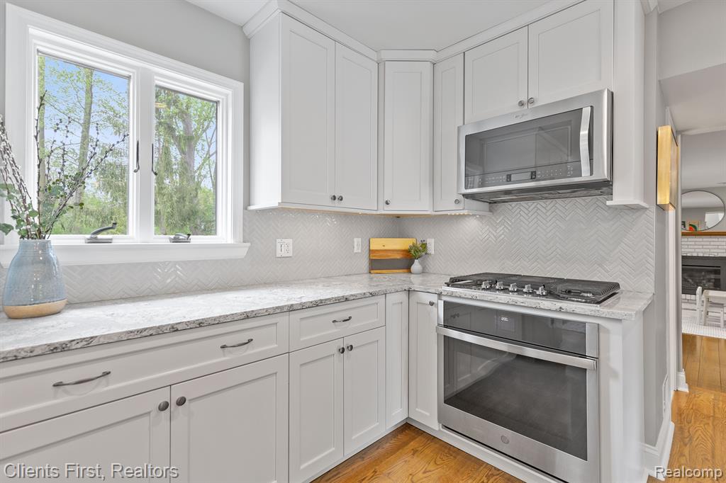9193 HACKBERRY Avenue, Plymouth, MI 48170 — Photo 9