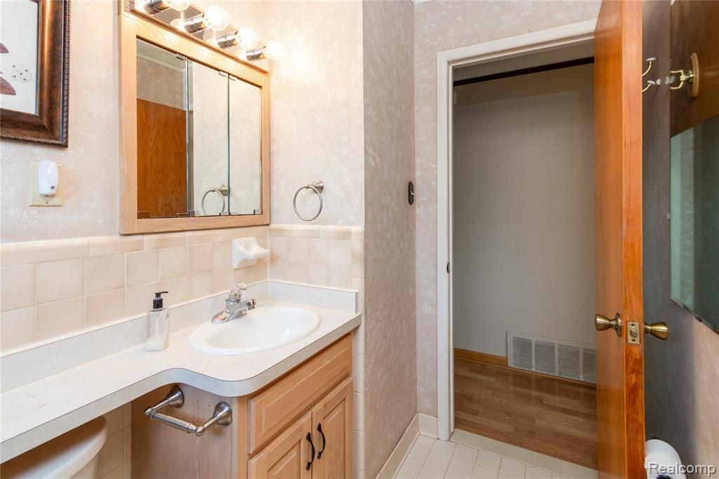 5836 Norborne Avenue, Dearborn Heights, MI 48127 — Photo 16