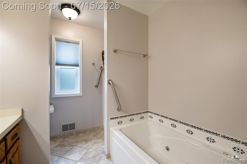 11660 Hawthorne Glen Drive, Grand Blanc, MI 48439 — Photo 17