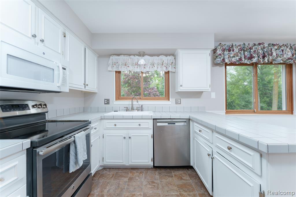 4276 Macqueen Drive, West Bloomfield, MI 48323 — Photo 15