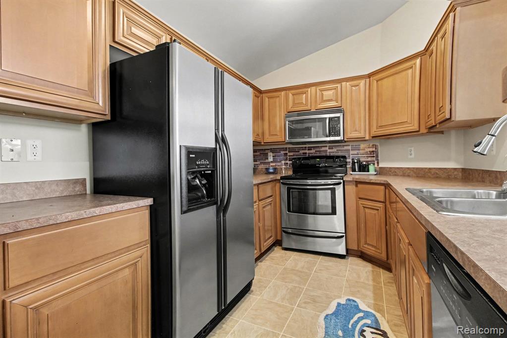 20006 Hidden Oaks Drive, Trenton, MI 48183 — Photo 7