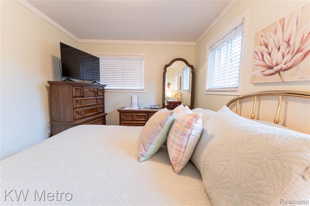 8487 Salem Lane, Dearborn Heights, MI 48127 — Photo 19