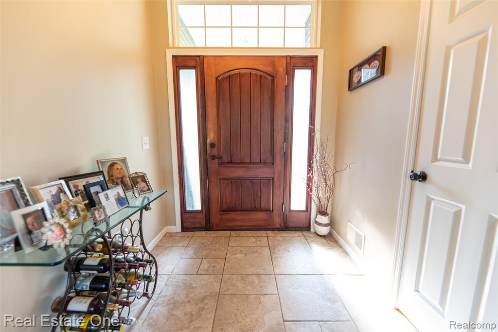 10125 Chase Lake Road, Fowlerville, MI 48836 — Photo 2