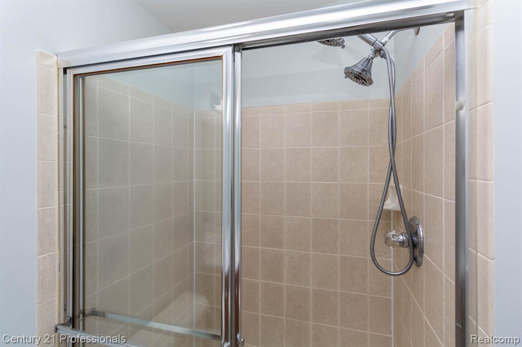 798 SANDALWOOD Drive, Troy, MI 48085 — Photo 24