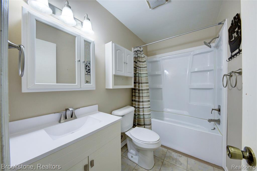 7849 Twins Drive, Waterford, MI 48329 — Photo 30