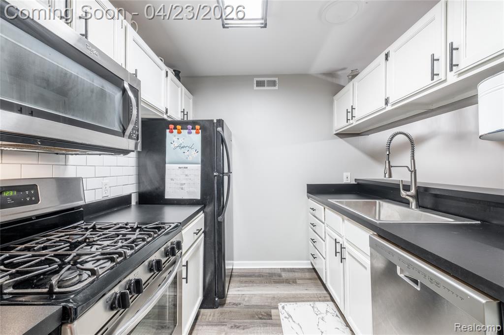 1221 Curzon Court, 203, Howell, MI 48843 — Photo 8