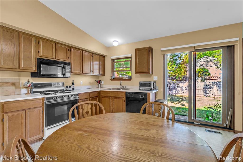 47685 Jefferson Avenue, Chesterfield, MI 48047 — Photo 10