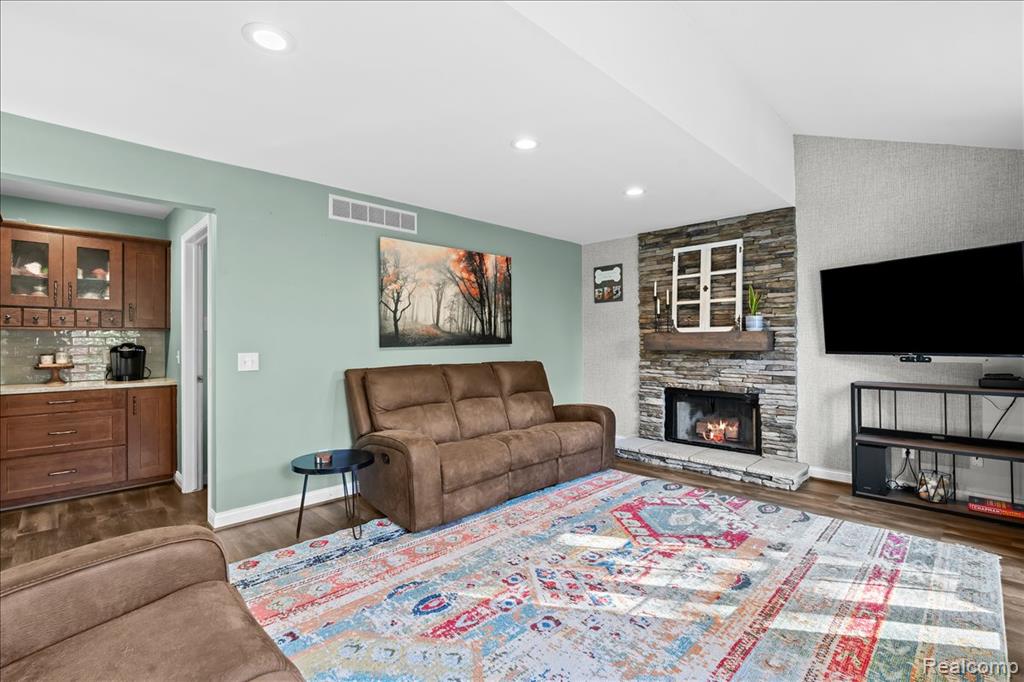 4862 Greenview Drive, Commerce Twp, MI 48382 — Photo 16