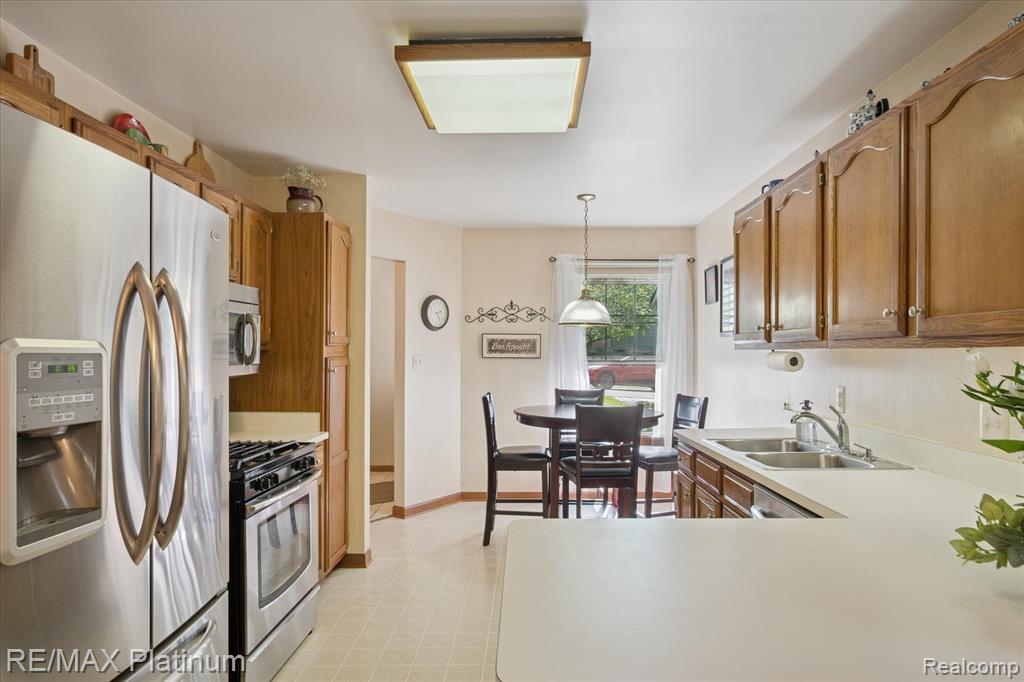 852 Woodridge Hills Drive, Brighton, MI 48116 — Photo 11