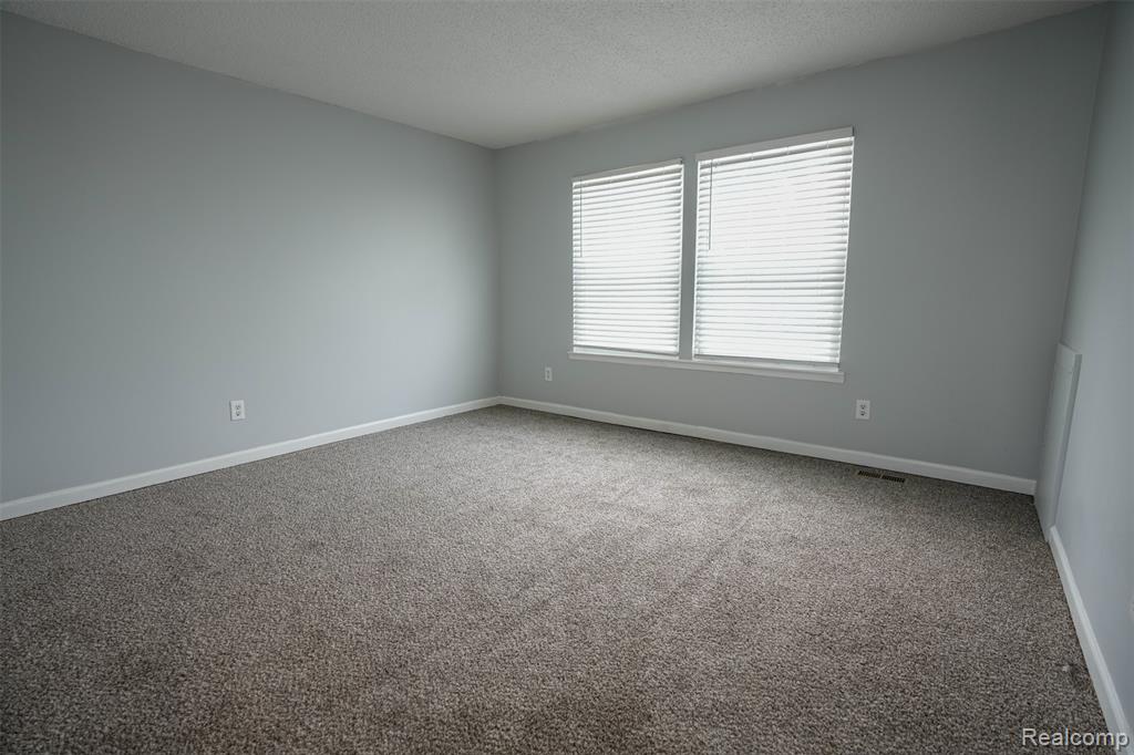 5783 Williamsburg Court, Waterford, MI 48327 — Photo 30