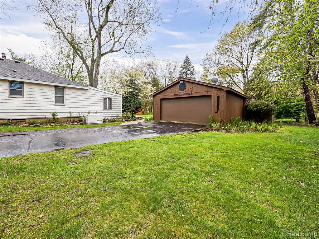 538 UNION LAKE Road, White Lake, MI — Photo 32